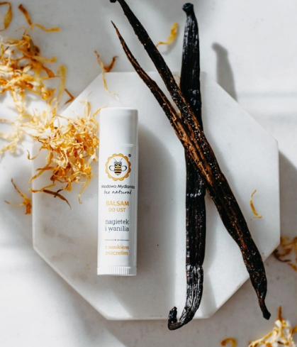 Miodowa Mydlarnia Balsam do ust nawilżające Nagietek i Wanilia 4,5 ml (1)
